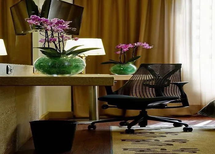 Hilton Garden Claridge Отель